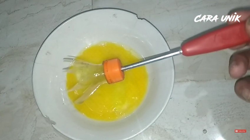 Cara unik warganet sulap gagang sutil patah jadi alat pengaduk telur, kreatif pakai 1 barang bekas