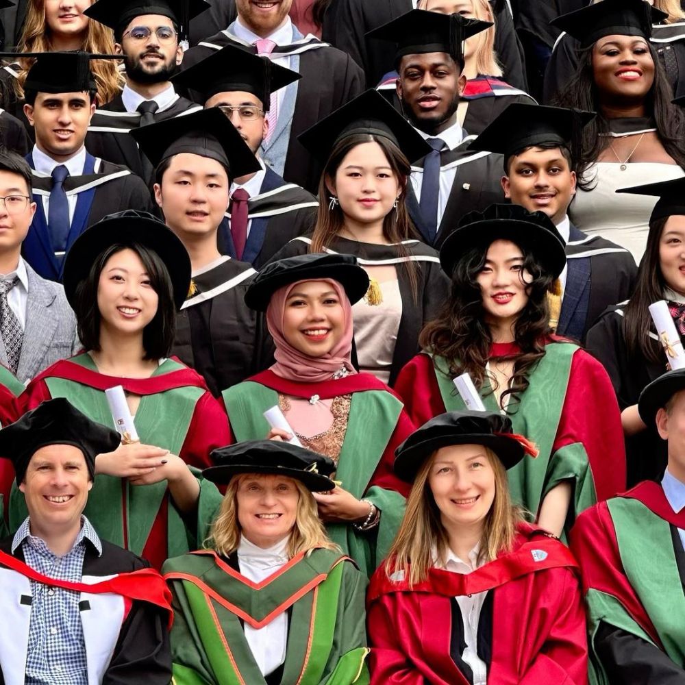 potret baru Raeni jadi Doktor di Inggris Instagram