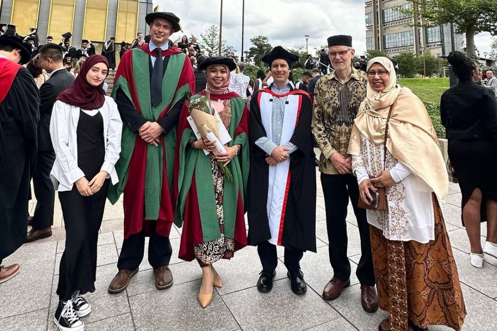 potret baru Raeni jadi Doktor di Inggris Instagram