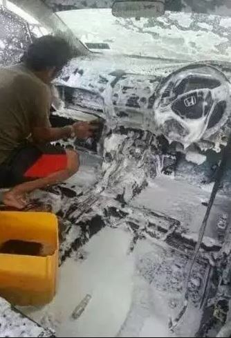 Potret kocak orang nyuci kendaraan Berbagai sumber