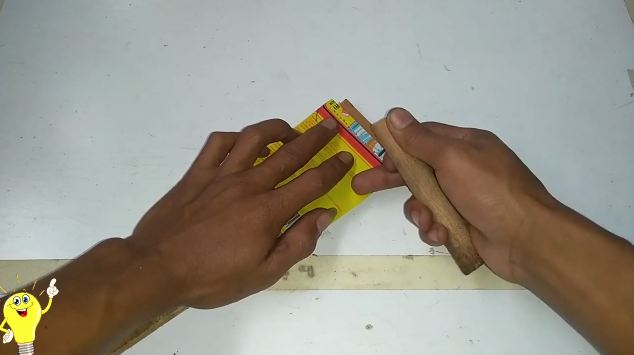 Cuma pakai kaleng bekas, begini cara mudah bikin parutan keju yang awet dan tidak mudah patah