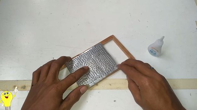 Cuma pakai kaleng bekas, begini cara mudah bikin parutan keju yang awet dan tidak mudah patah