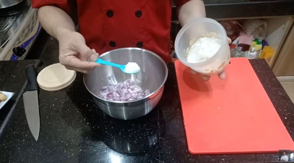 Tak perlu pakai minyak banyak, ini trik bikin bawang goreng renyah hingga 2 minggu walau tanpa tepung