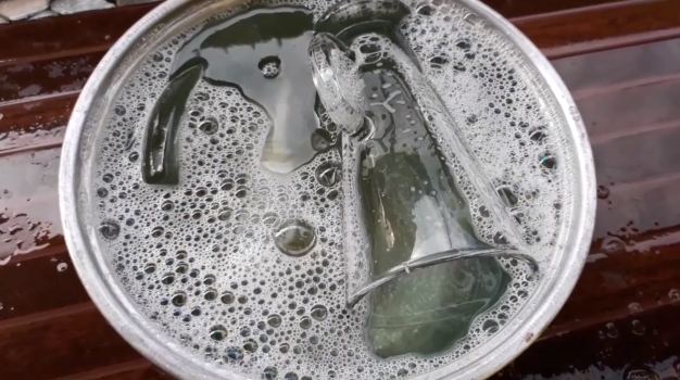 Tanpa perlu digosok, ini cara mencuci gelas kaca berjamur agar kinclong lagi pakai 2 bahan sederhana