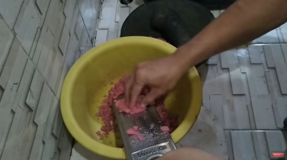 Tanpa blender, begini trik bikin adonan bakso sapi yang hasilnya lembut, padat, dan kenyal
