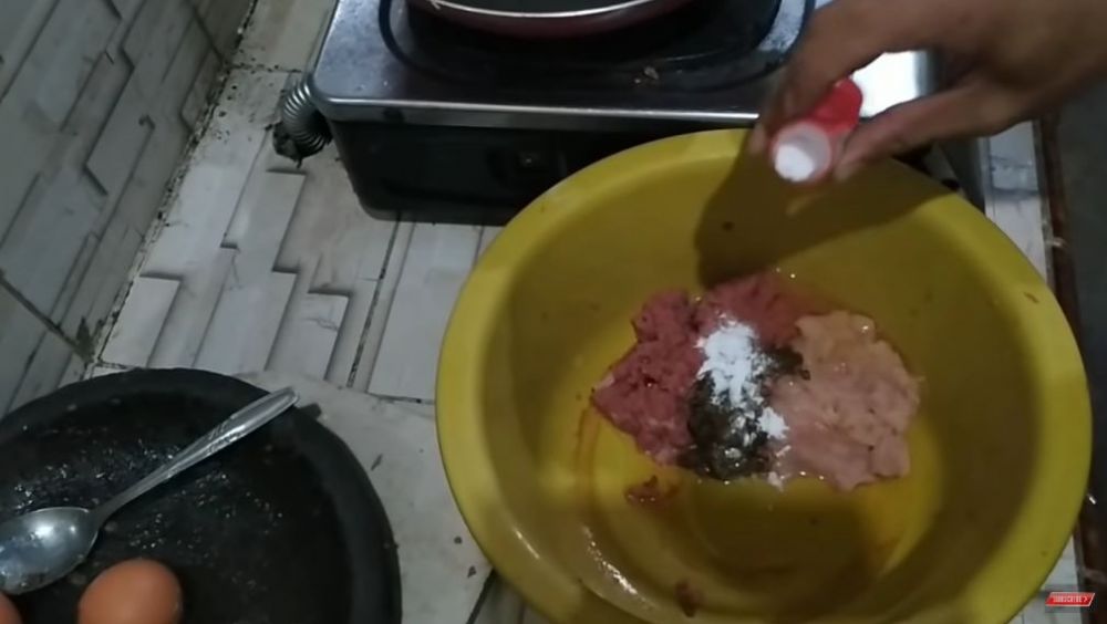 Tanpa blender, begini trik bikin adonan bakso sapi yang hasilnya lembut, padat, dan kenyal