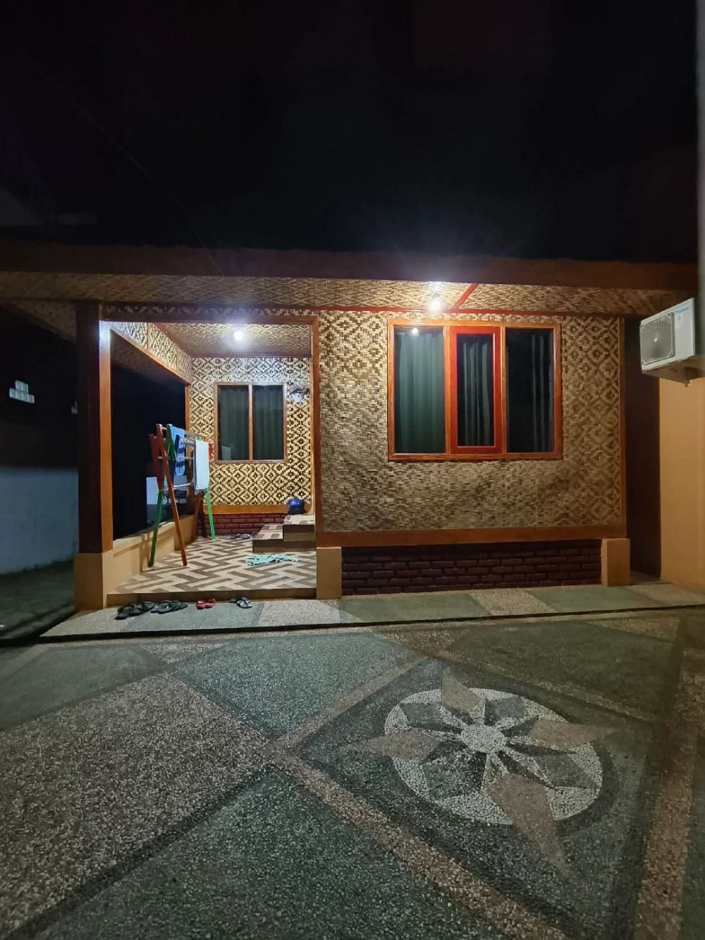 rumah anyaman bambu seperti vila © 2023 brilio.net