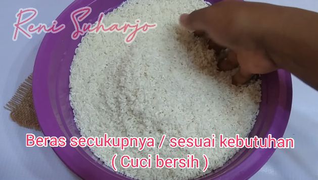 Tanpa perlu diaron atau disiram air panas, ini trik masak nasi di panci agar hasilnya matang sempurna