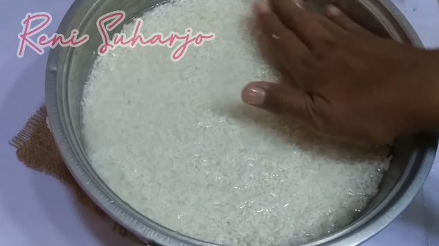Tanpa perlu diaron atau disiram air panas, ini trik masak nasi di panci agar hasilnya matang sempurna