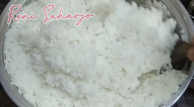 Tanpa perlu diaron atau disiram air panas, ini trik masak nasi di panci agar hasilnya matang sempurna