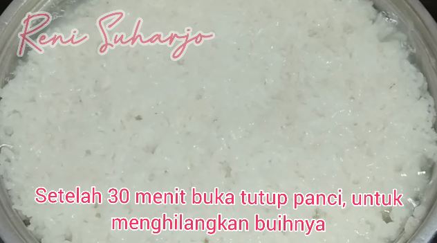 Tanpa perlu diaron atau disiram air panas, ini trik masak nasi di panci agar hasilnya matang sempurna