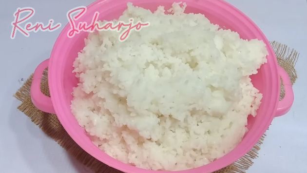 Tanpa perlu diaron atau disiram air panas, ini trik masak nasi di panci agar hasilnya matang sempurna