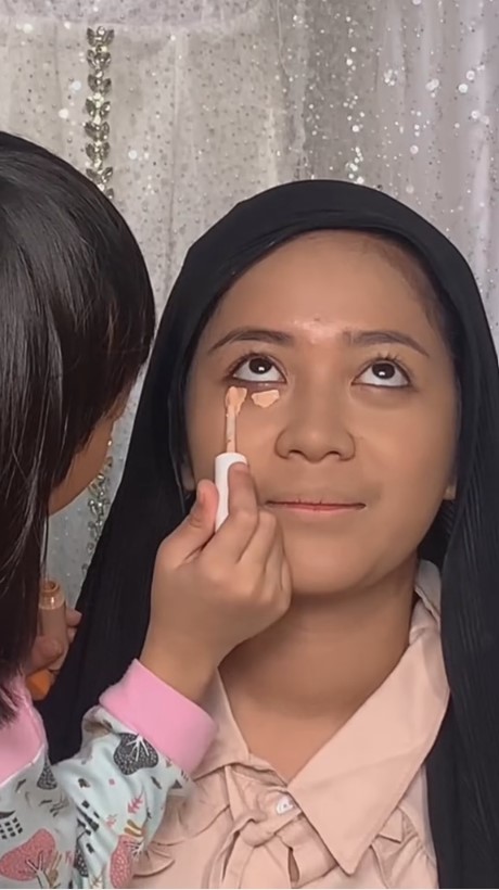 bocah 5 tahun pandai makeup © 2023 brilio.net bocah 5 tahun pandai makeup © 2023 brilio.net