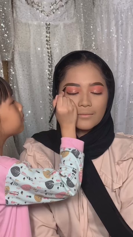 bocah 5 tahun pandai makeup © 2023 brilio.net bocah 5 tahun pandai makeup © 2023 brilio.net