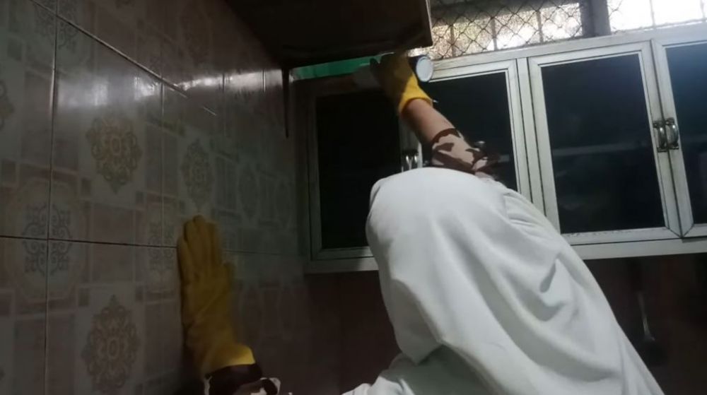 Cuma pakai 1 bahan, begini cara membersihkan rak piring kaca yang kusam agar kinclong seperti baru