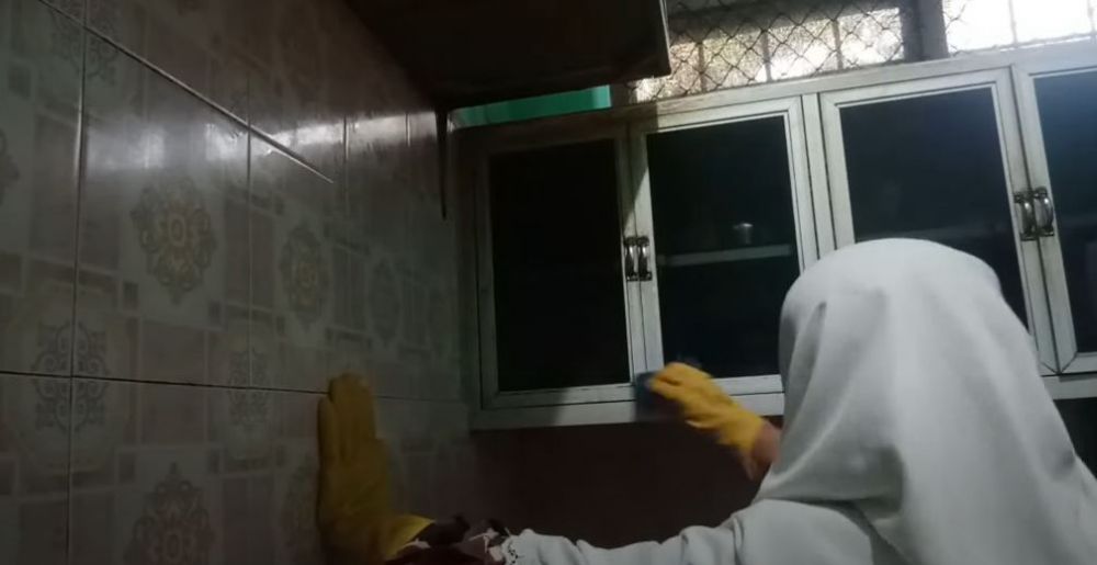 Cuma pakai 1 bahan, begini cara membersihkan rak piring kaca yang kusam agar kinclong seperti baru