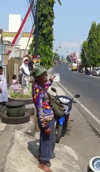 Momen kocak kakek-kakek rekam rombongan Jokowi Instagram