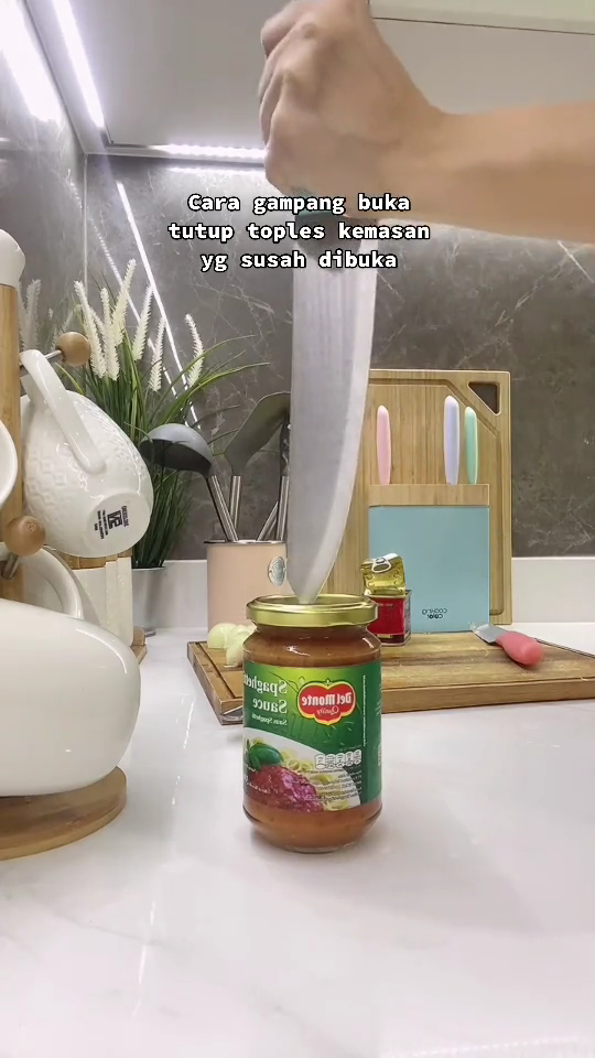 Bukan diikat pakai karet ataupun dicongkel sendok, ini trik membuka tutup jar kaca yang tersendat