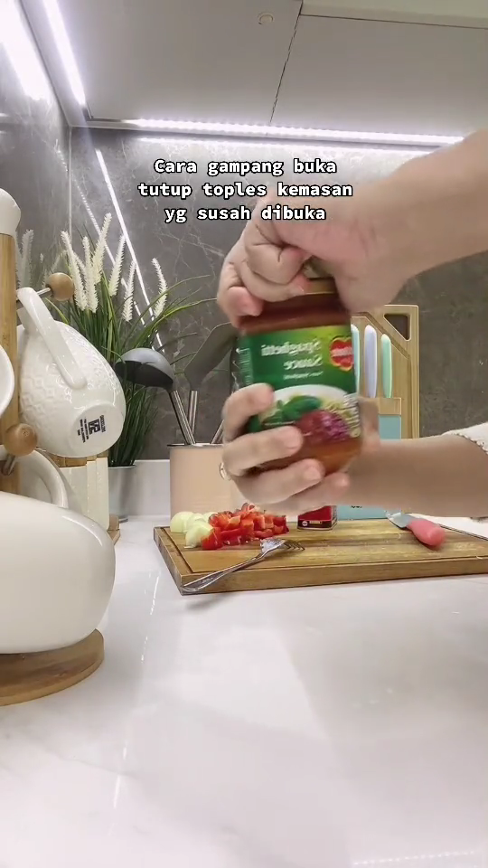 Bukan diikat pakai karet ataupun dicongkel sendok, ini trik membuka tutup jar kaca yang tersendat