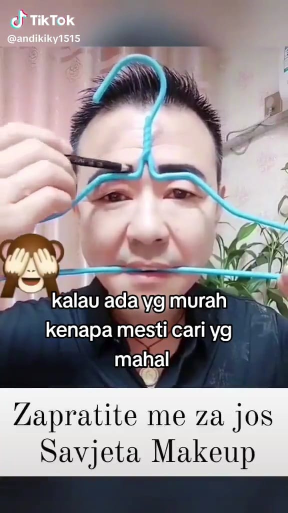 Cara nyeleneh gambar alis  © TikTok