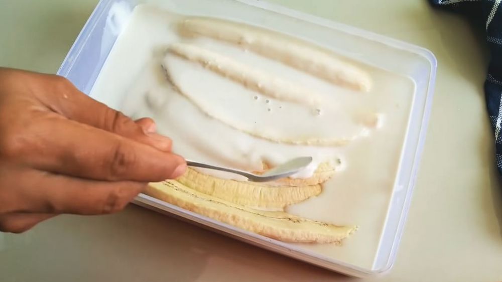 Tanpa tepung terigu atau baking soda, ini cara membuat pisang goreng keriting dan krispi tahan lama