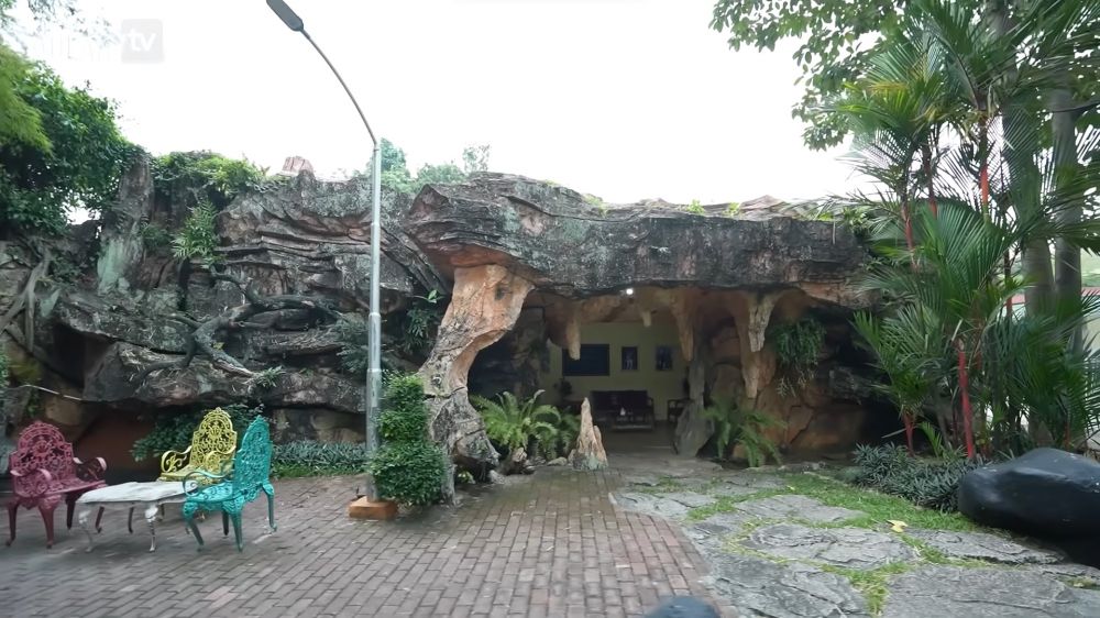 studio musik megah dengan gua buatan milik pedangdut legendaris © berbagai sumber