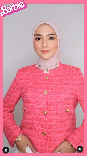 seleb berhijab dandan ala Barbie © berbagai sumber seleb berhijab dandan ala Barbie © berbagai sumber