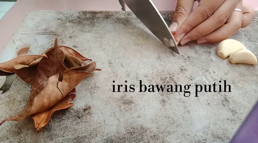 Trik merebus singkong agar empuk, gurih, wangi, dan merekah sempurna pakai tambahan 1 jenis daun