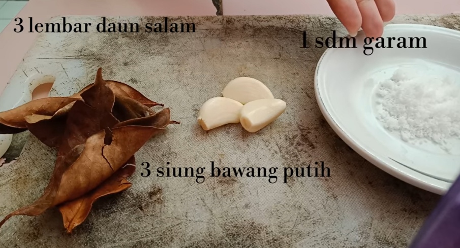 Trik merebus singkong agar empuk, gurih, wangi, dan merekah sempurna pakai tambahan 1 jenis daun