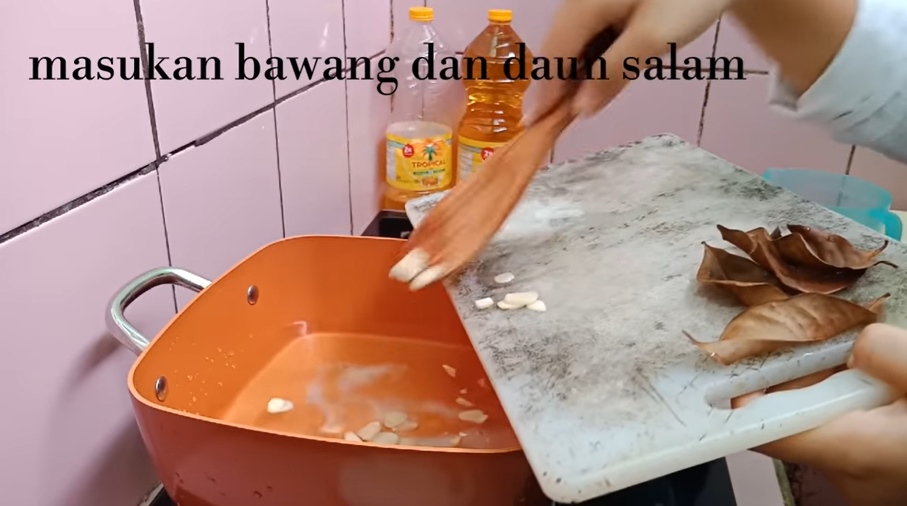 Trik merebus singkong agar empuk, gurih, wangi, dan merekah sempurna pakai tambahan 1 jenis daun