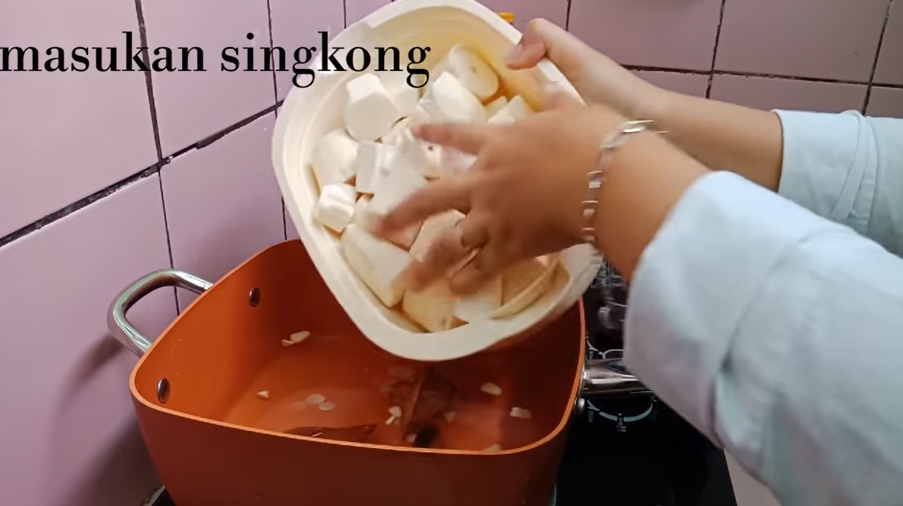 Trik merebus singkong agar empuk, gurih, wangi, dan merekah sempurna pakai tambahan 1 jenis daun