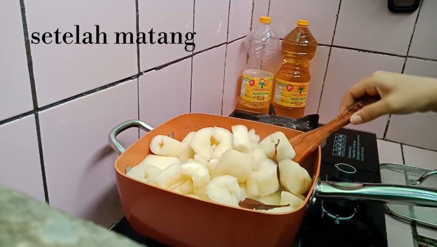 Trik merebus singkong agar empuk, gurih, wangi, dan merekah sempurna pakai tambahan 1 jenis daun