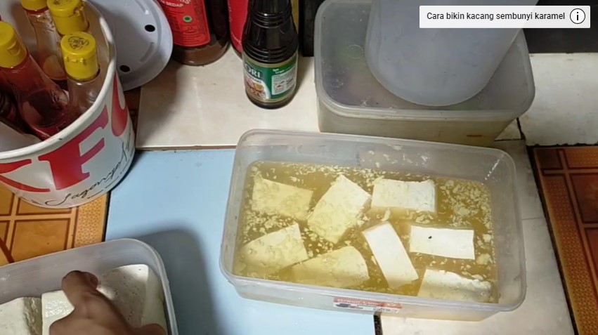 Tak perlu pakai tepung, begini cara goreng tahu supaya teksturnya krispi di luar dan lembut di dalam