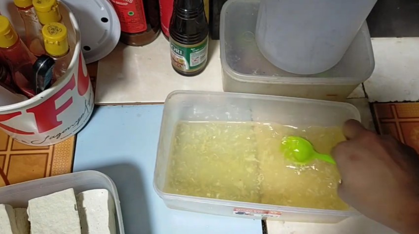 Tak perlu pakai tepung, begini cara goreng tahu supaya teksturnya krispi di luar dan lembut di dalam