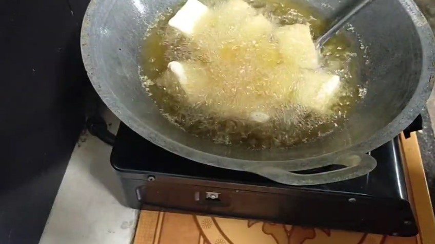 Tak perlu pakai tepung, begini cara goreng tahu supaya teksturnya krispi di luar dan lembut di dalam