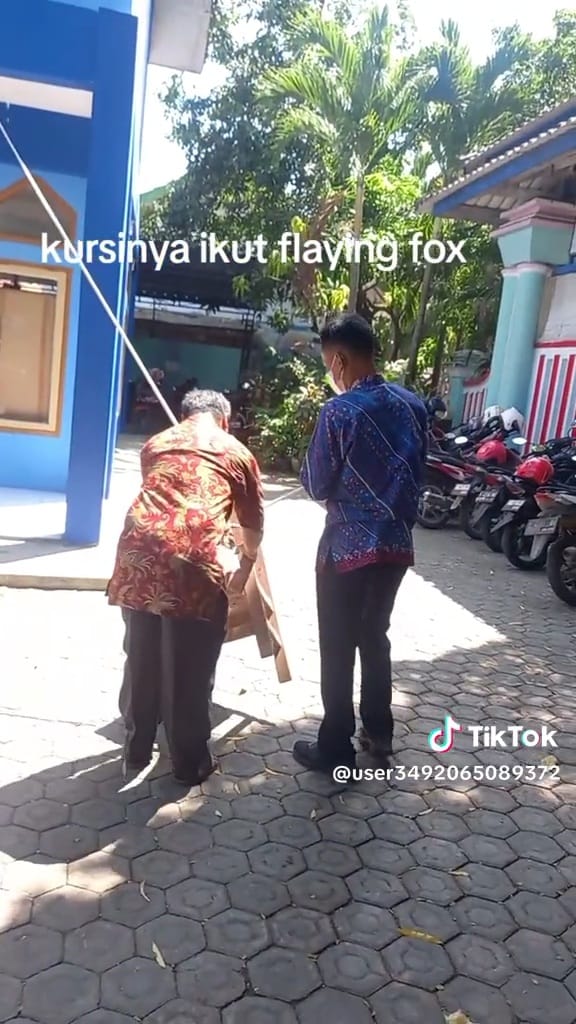 Turunkan kursi dari lantai dua dengan cara kreatif © TikTok