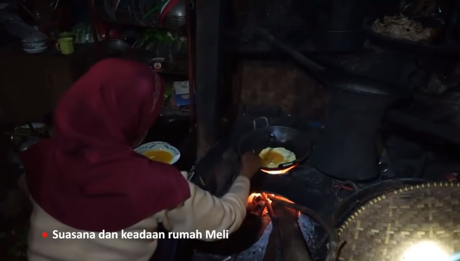 rumah kayu pelosok harus lewati jembatan © YouTube
