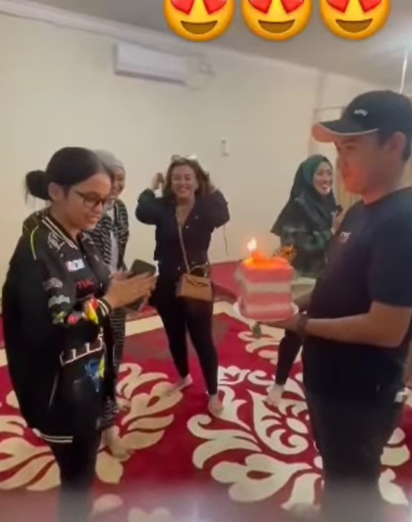 momen mesra putri DA dan calon suami yang baru terekspos © berbagai sumber