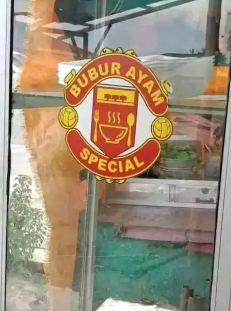 Potret kocak pedagang yang cinta klub bola favoritnya Berbagai sumber