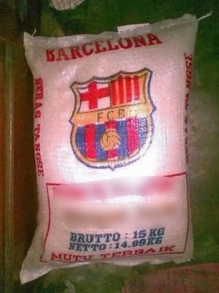 Potret kocak pedagang yang cinta klub bola favoritnya Berbagai sumber