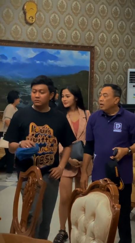 bella bonita pakai hotpants ke museum © TikTok