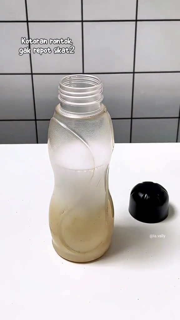 Tanpa perlu digosok, ini cara mencuci botol minum yang kusam dan menguning agar kinclong kembali