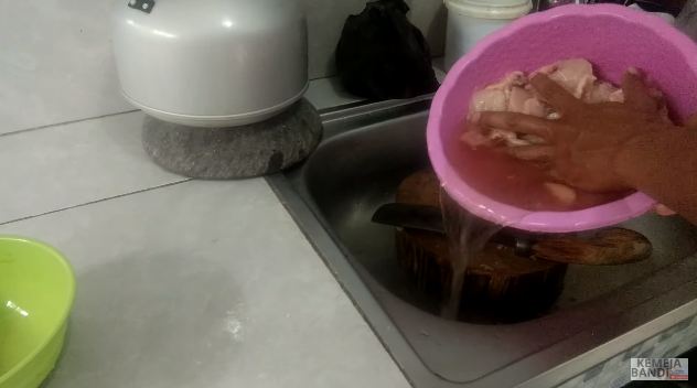 Jangan cuma pakai cuka, ini cara ampuh menghilangkan sisa darah dan bau amis pada daging ayam