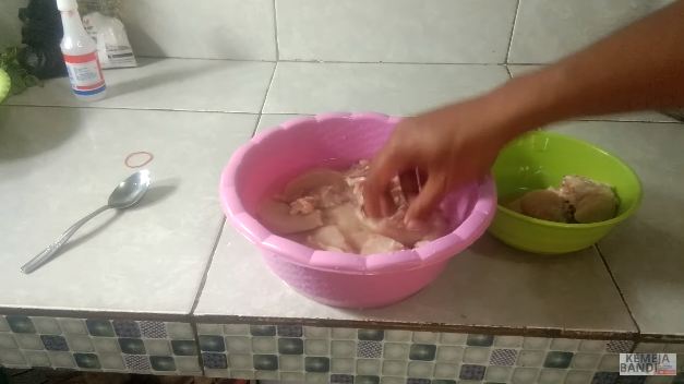 Jangan cuma pakai cuka, ini cara ampuh menghilangkan sisa darah dan bau amis pada daging ayam