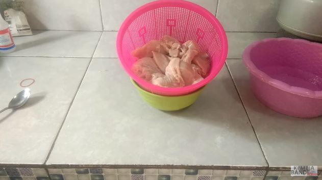 Jangan cuma pakai cuka, ini cara ampuh menghilangkan sisa darah dan bau amis pada daging ayam