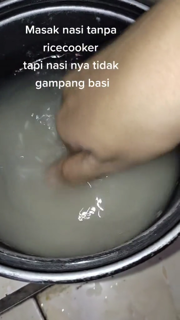 Tanpa pakai rice cooker, ini trik menanak nasi agar tetap pulen, tak cepat basi, dan matang sempurna