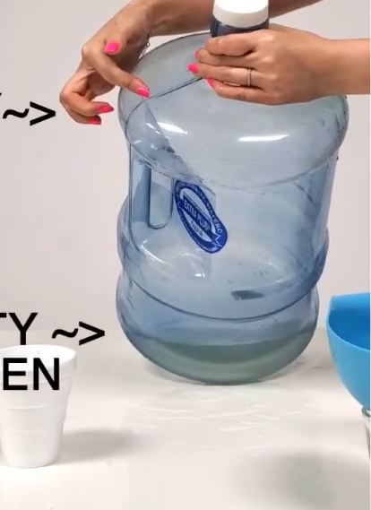 Tanpa sitrun atau kerikil, begini trik bersihkan lumut dan noda kuning di galon pakai 1 bahan dapur