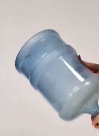 Tanpa sitrun atau kerikil, begini trik bersihkan lumut dan noda kuning di galon pakai 1 bahan dapur