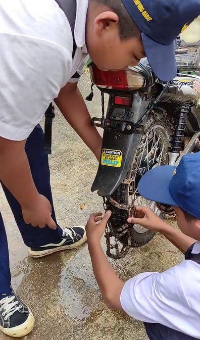 Cara unik ini bikin motor tidak gampang terpeleset TikTok