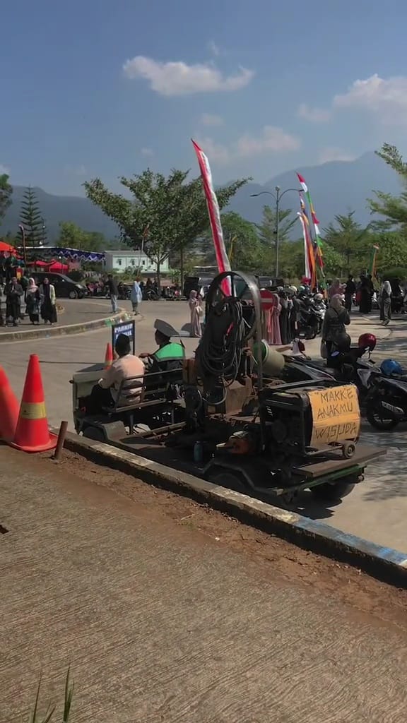 Wisuda pakai mobil mesin gergaji kayu Berbagai sumber
